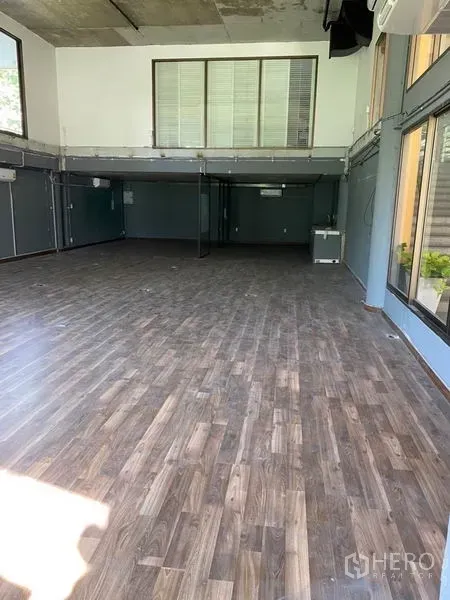 พื้นที่ขายปลีก ให้เช่าในWatthana, Bangkok - มุมมองไปยังชั้นลอยและผนังเซอร์วิสในฮอลล์โล่ง