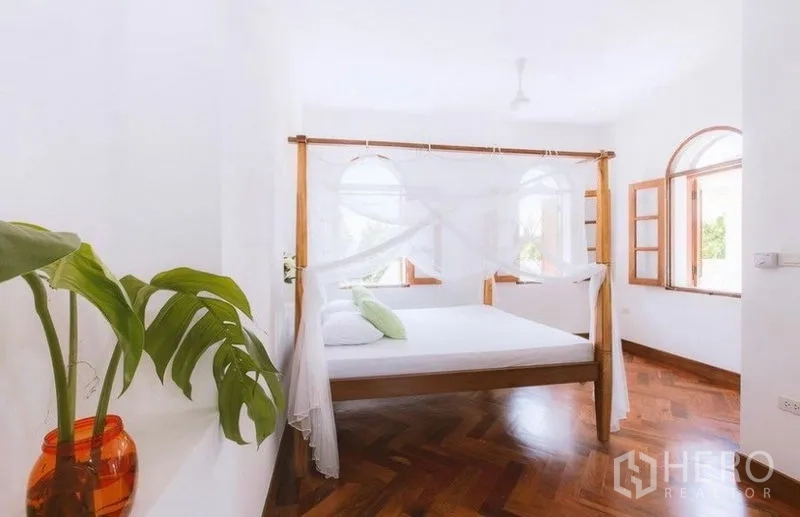 บ้าน ให้เช่าในPhra Khanong, Bangkok - ห้องนอนสว่างเตียงสี่เสา พื้นปาร์เกต์ หน้าต่างโค้งไม้ ในบ้านเดี่ยวพระโขนง ใกล้ BTS อุดมสุข