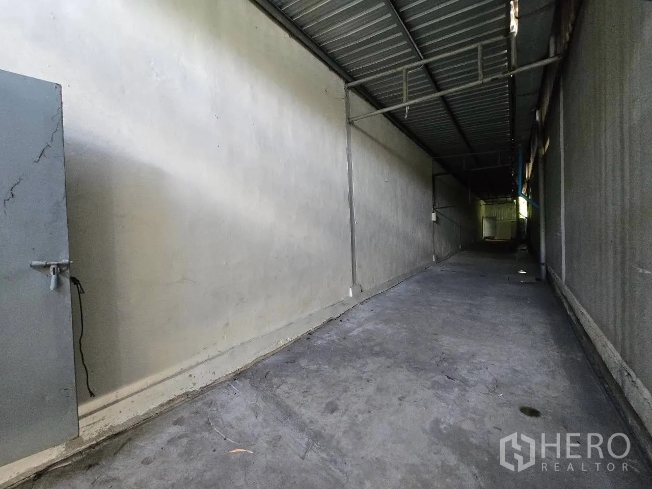โกดัง for rent or sale in Mueang Samut Sakhon, Samut Sakhon - ทางเดินด้านข้างมีหลังคาเมทัลชีทและพื้นคอนกรีตภายในรั้วโครงการ