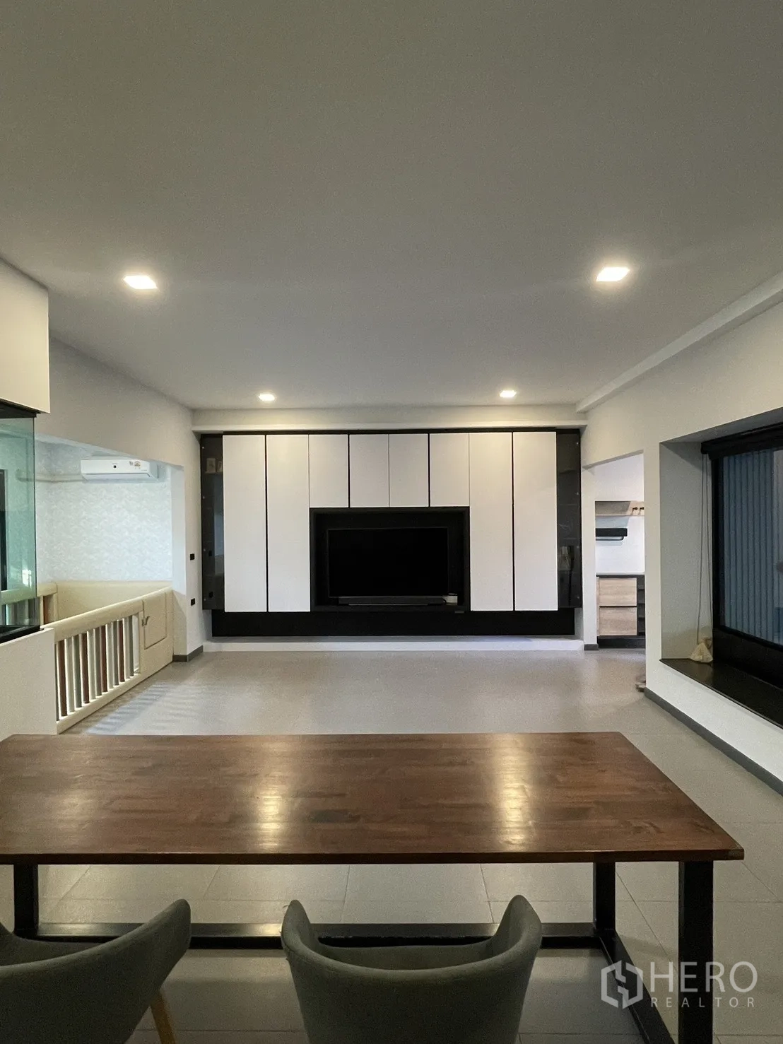 Townhouse for sale in Bang Phli, Samut Prakan - Dining area facing a built-in media wall in the open-plan living room.