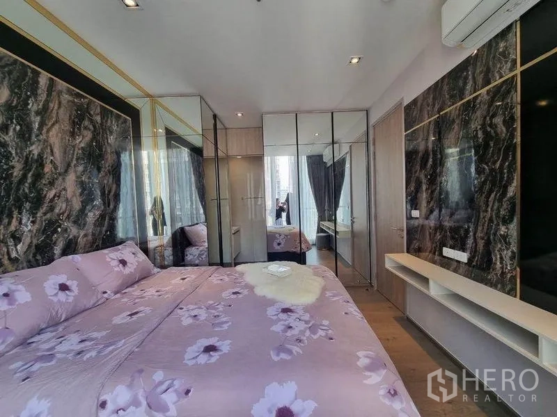 คอนโด ขาย - ห้องนอนพร้อมตู้เสื้อผ้าบานกระจก ผนังตกแต่งลายหินอ่อน และพื้นไม้