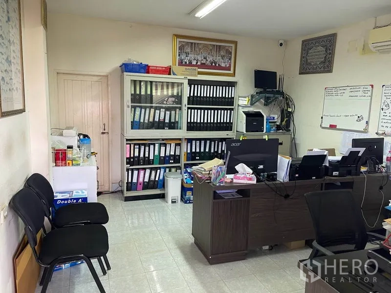 工厂 出售在Mueang Samut Sakhon, Samut Sakhon - 带顶装卸场，混凝土硬化场地宽阔，设有门卫亭与绿化景观。