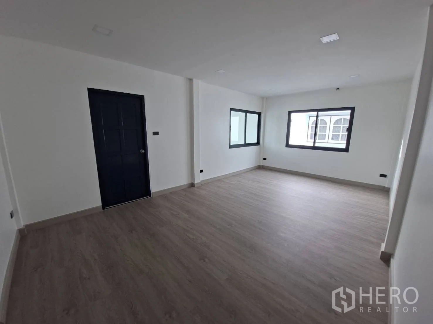 家庭办公室 for rent in Phra Khanong, Bangkok - 楼上大房间，木纹地面与宽窗采光。