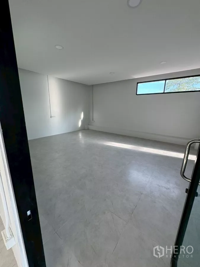 货栈 出租在Krathum Baen, Samut Sakhon - 私密办公室，带长条高窗和光滑地面