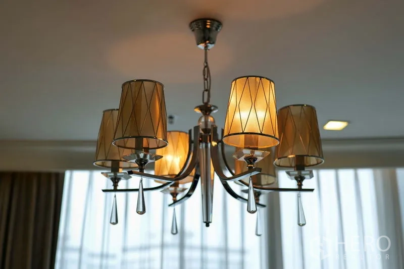 คอนโด ให้เช่าในKhlong Toei, Bangkok - โคมไฟระย้าสมัยใหม่แสงอบอุ่นติดเพดานห้องนั่งเล่น