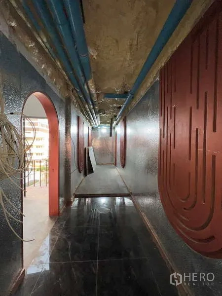 อาคารพาณิชย์ ให้เช่า - โถงทางเดินยาว ท่อสีน้ำเงินและช่องประตูโค้ง พื้นมันเงา