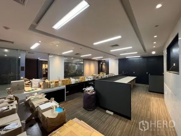 零售空间 出租 - 开放式零售或办公空间，LED灯带、玻璃隔断、地毯砖与内置吧台