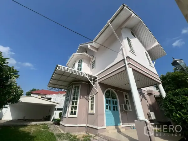 独立式住宅 出售在Phra Khanong, Bangkok - 曼谷Phra Khanong两层独栋别墅，蓝色拱形大门、转角飘窗与有顶门廊。