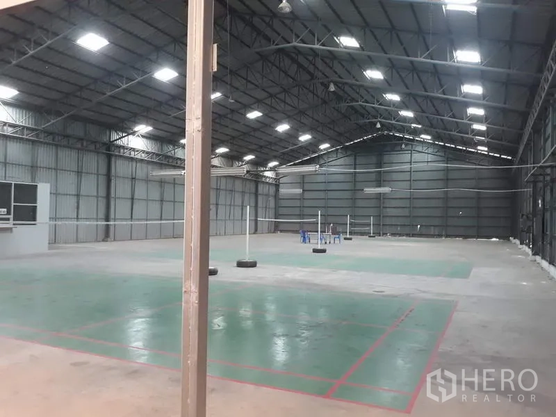 โรงงาน ให้เช่าในThanyaburi, Pathum Thani - พื้นที่ผลิตขนาดใหญ่ พื้นตีเส้นสีเขียว ใต้หลังคาทรัสสูง