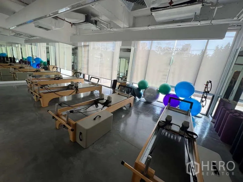พื้นที่ขายปลีก ให้เช่า - ห้องสตูดิโอรับแสงธรรมชาติ หน้าต่างบานใหญ่ เครื่องรีฟอร์เมอร์พิลาทิส และลูกบอลออกกำลังกาย