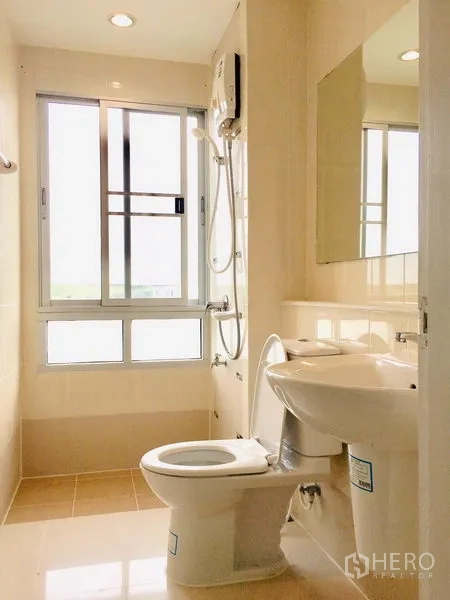 联排别墅 出租在Prawet, Bangkok - 带窗卫生间，装有热水器、坐便与洗手盆。