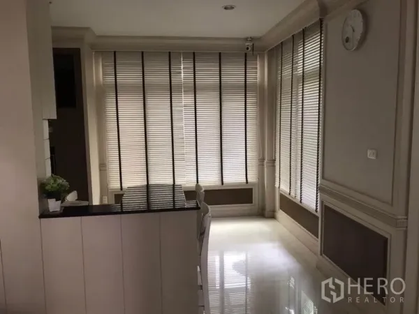 独立式住宅 出租在Bang Khen, Bangkok - 采光明亮的角落，整面百叶窗与亮面地砖，配小型吧台。