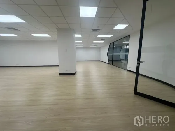 สำนักงาน ให้เช่าในChatuchak, Bangkok - พื้นที่ทำงานกว้างขวาง มองไปยังผนังกระจกและประตู มีเสาและไฟฝังฝ้า