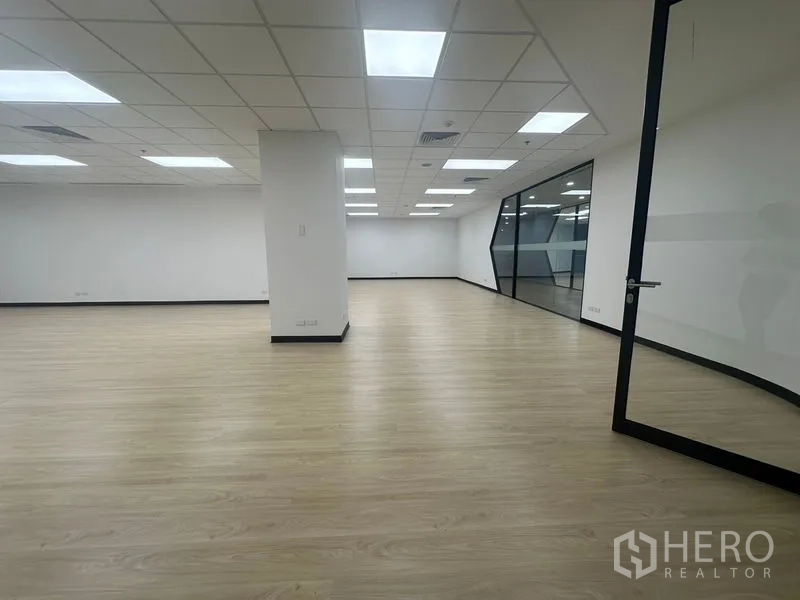 สำนักงาน ให้เช่าในChatuchak, Bangkok - พื้นที่ทำงานกว้างขวาง มองไปยังผนังกระจกและประตู มีเสาและไฟฝังฝ้า