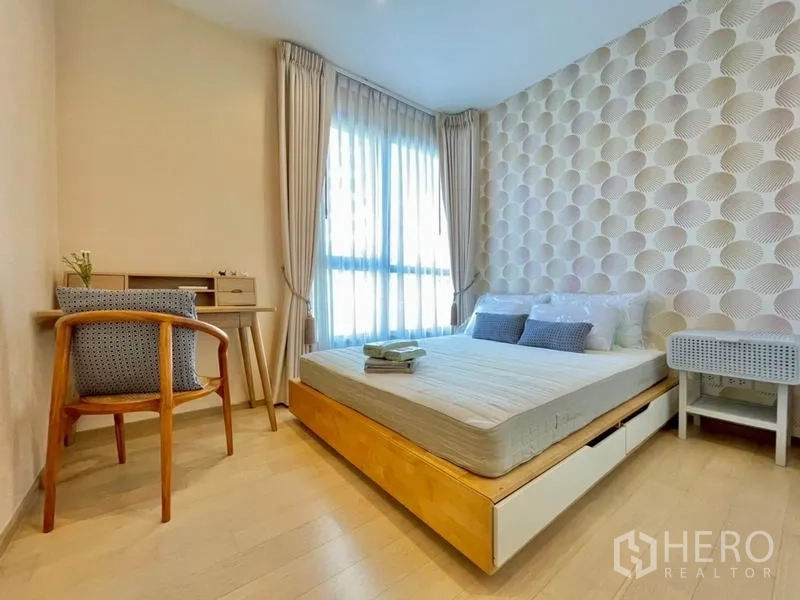 คอนโด ให้เช่าหรือขายในWatthana, Bangkok - ห้องนอนที่สองพร้อมโต๊ะเขียนหนังสือ เตียงมีลิ้นชัก และผ้าม่านโปร่ง