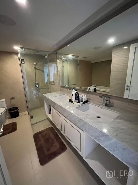 公寓 出售在Bang Rak, Bangkok - 现代浴室，宽大理石台盆与玻璃淋浴间。