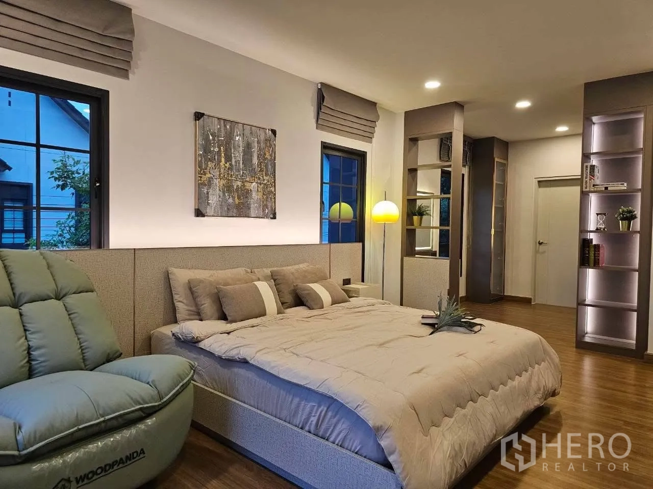 独栋房屋 for rent or sale in Bang Phli, Samut Prakan - 时尚卧室，大窗与休闲躺椅及装饰画。
