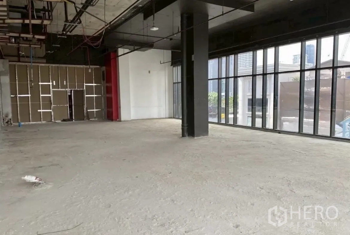 พื้นที่ขายปลีก ให้เช่า - พื้นที่เชลล์กว้าง มีเสากลาง โครงผนังกั้น และกระจกหน้าอาคาร