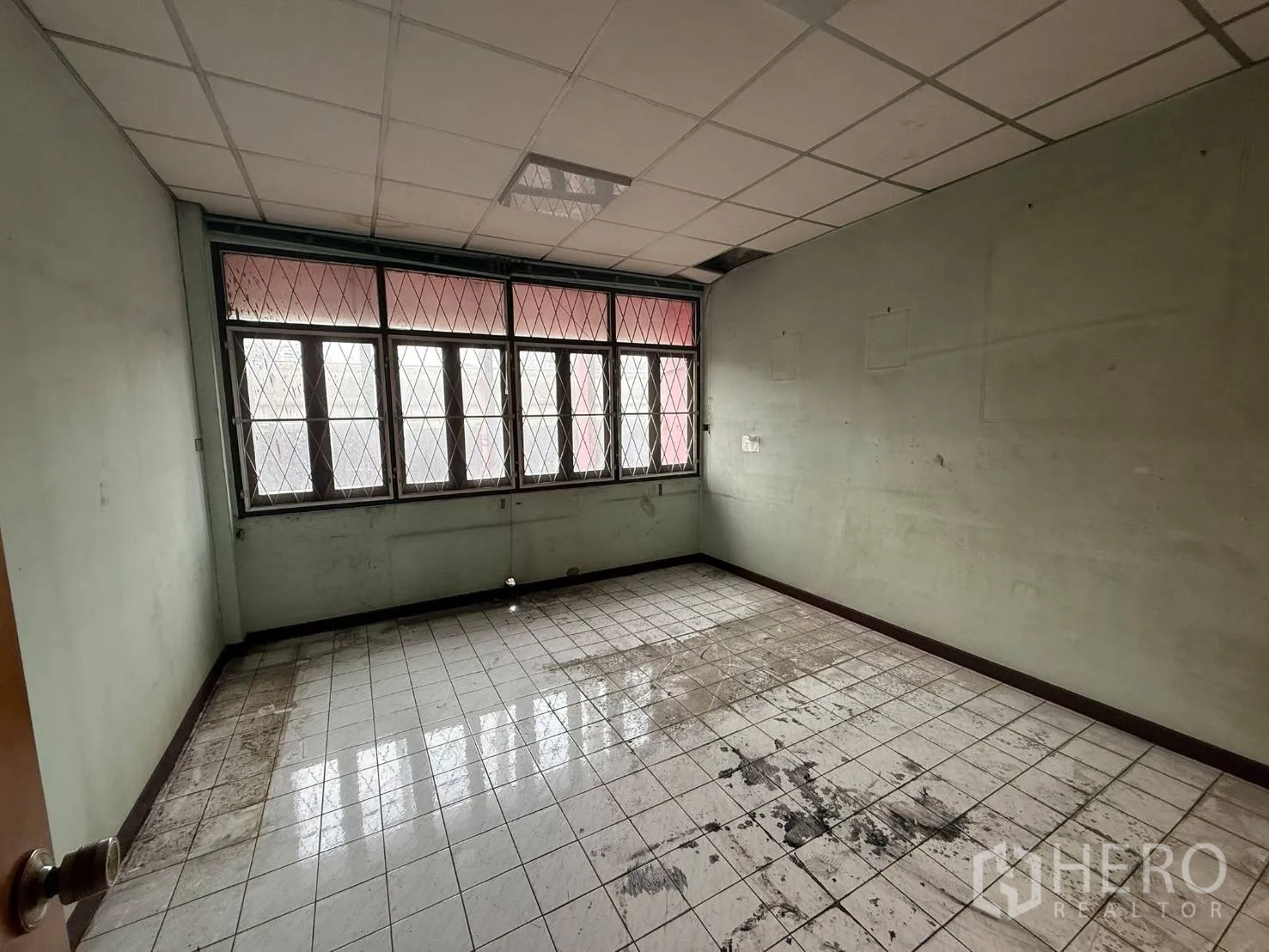 店屋 for rent in Khlong Toei, Bangkok - 方正瓷砖房间，吊顶与大面积栅格窗。