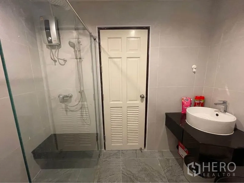 คอนโด ให้เช่าหรือขายในWatthana, Bangkok - ห้องน้ำสมัยใหม่ มีกระจกกั้นอาบน้ำ ฝักบัว และเคาน์เตอร์อ่างล้างหน้าโทนเทา