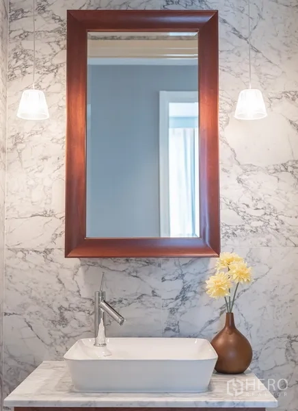 คอนโด ขายในWatthana, Bangkok - โซนอ่างล้างหน้า อ่างวางบนเคาน์เตอร์ กระจกกรอบไม้ และโคมแขวน