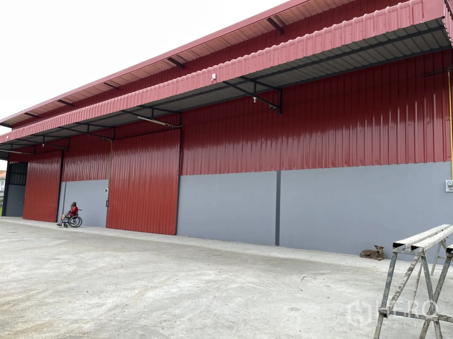 工厂 出租在Khlong Luang, Pathum Thani - 红色金属板外墙的仓库外观，前方有宽阔车道与装卸区。