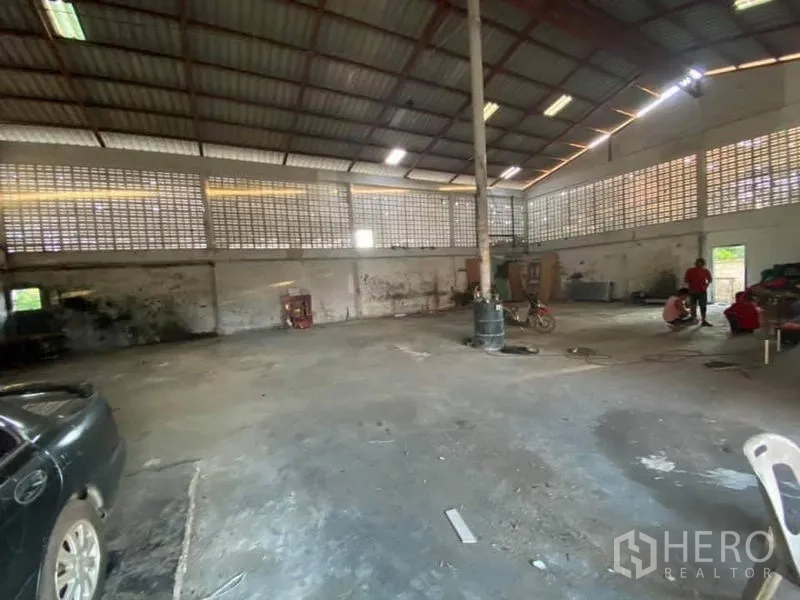 工厂 出售在Nong Chok, Bangkok - 开放式生产空间，钢桁架屋顶与通透大面积地坪。