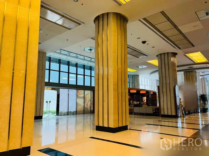 พื้นที่ขายปลีก ให้เช่าในKhlong Toei, Bangkok - เอเทรียมค้าปลีกเสาแต่งลาย พื้นมันวาว และแผงไฟเพดาน ใกล้เคาน์เตอร์คาเฟ่