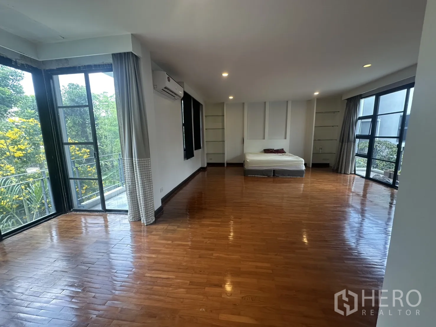 独栋房屋 for rent in Watthana, Bangkok - 转角卧室，环绕落地窗与绿景