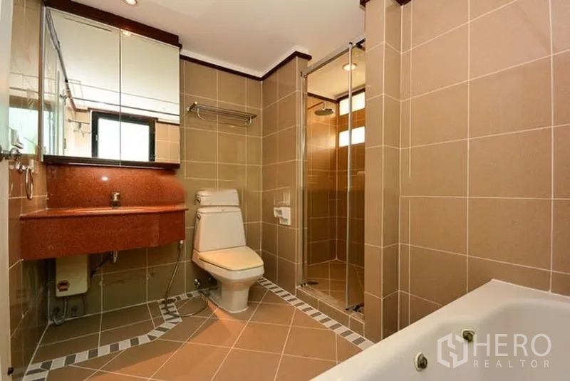 อพาร์ทเมนท์ ให้เช่าในKhlong Toei, Bangkok - ห้องน้ำทันสมัยพร้อมตู้กระจก อ่างอาบน้ำ และห้องอาบน้ำกระจกกั้น