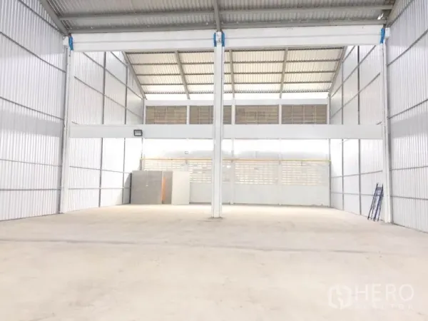 โรงงาน ให้เช่าในMueang Samut Prakan, Samut Prakan - ภายในโรงงานโปร่ง หลังคาสูง โครงสร้างเหล็ก พื้นคอนกรีตเรียบ