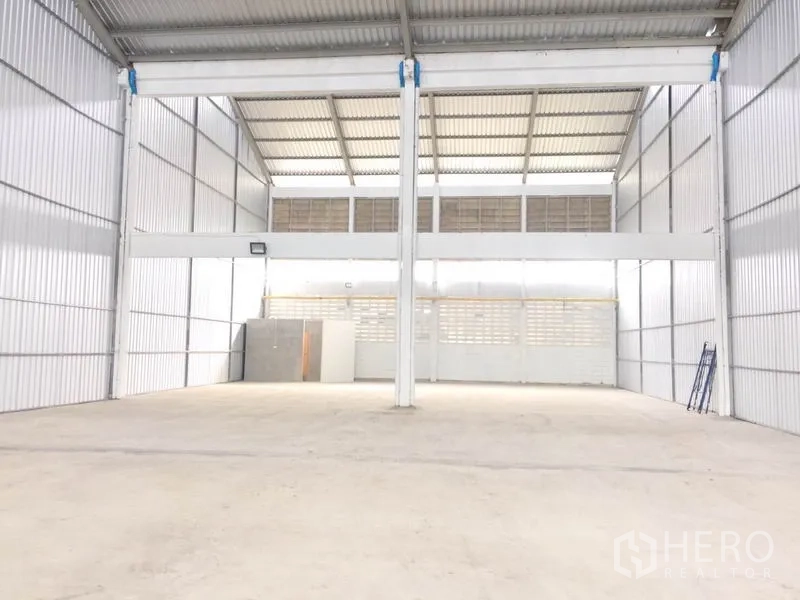 โรงงาน ให้เช่าในMueang Samut Prakan, Samut Prakan - ภายในโรงงานโปร่ง หลังคาสูง โครงสร้างเหล็ก พื้นคอนกรีตเรียบ