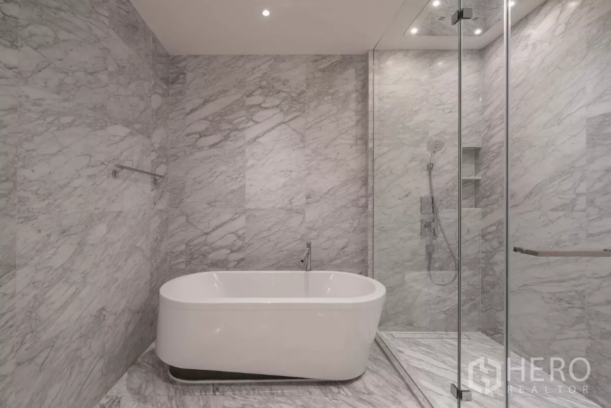 คอนโด ให้เช่าในWatthana, Bangkok - ห้องน้ำหรูอ่างอาบน้ำแบบลอยตัว แยกส่วนกับเรนชาวเวอร์