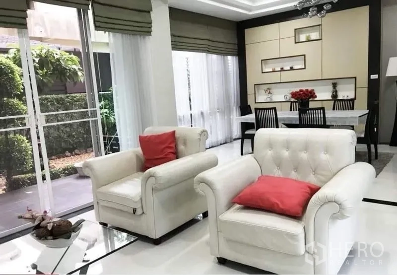 บ้าน ขายในMin Buri, Bangkok - ห้องนั่งเล่นรับแสงใกล้ประตูบานเลื่อน เห็นสวน เชื่อมต่อโซนทานอาหาร