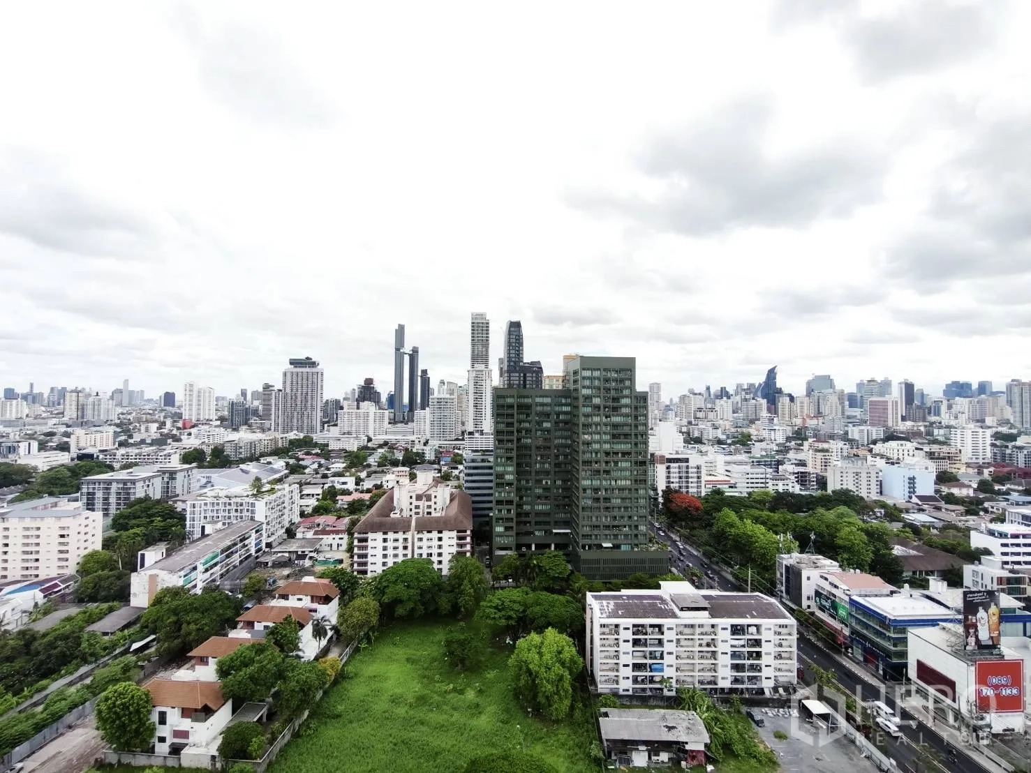 Condominium for rent in Watthana, Bangkok - Aerial city skyline view from the condominium.