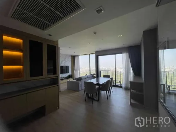 公寓 出租 - 开放式客餐厅，落地窗俯瞰公园与天际线，The Line Jatujak–Mo Chit。