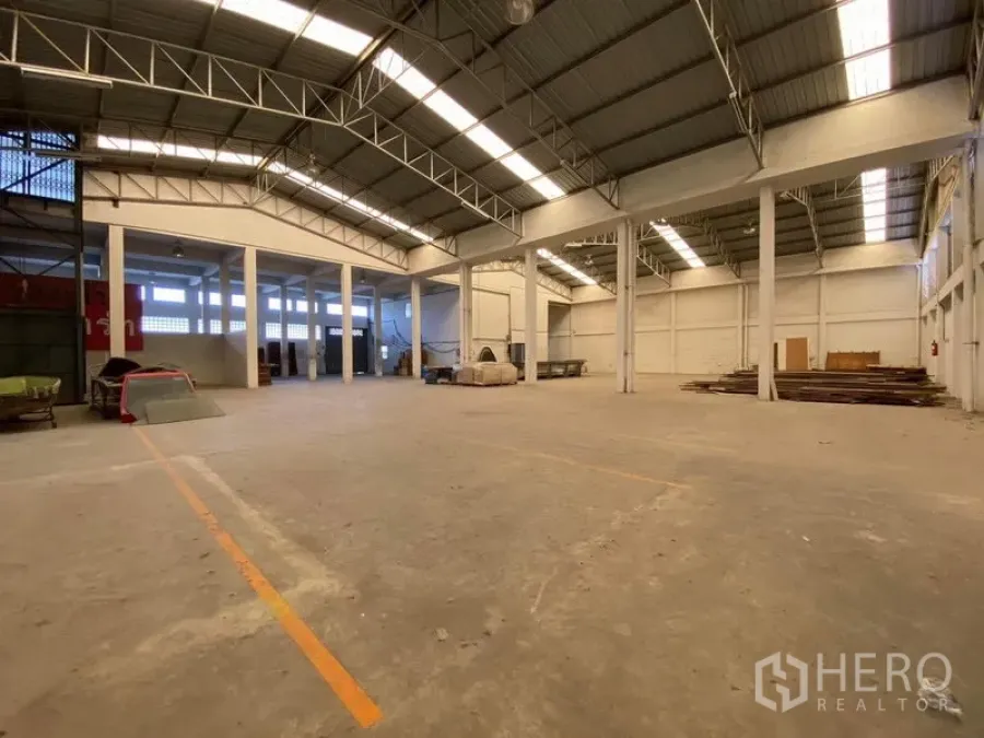 โรงงาน ขายในBang Phli, Samut Prakan - ฮอลล์คลังสินค้าเพดานสูง โครงเหล็ก มีสกายไลท์และเลนทำงานที่ตีเส้นไว้