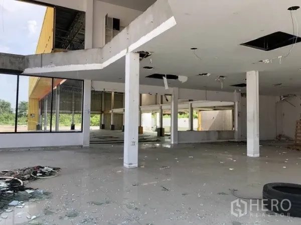 Retail Space for rent in Khlong Luang, Pathum Thani - Open-plan retail hall with high ceilings, structural columns and exposed ceiling panels.