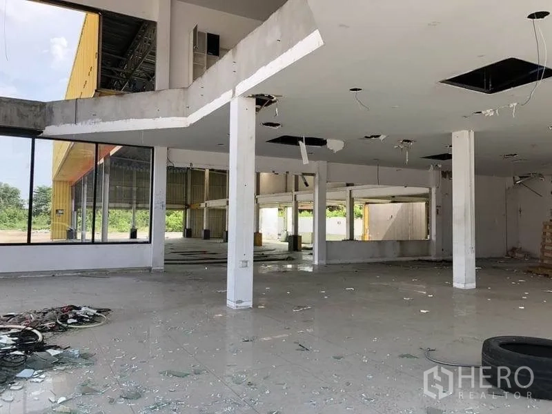 Retail Space for rent in Khlong Luang, Pathum Thani - Open-plan retail hall with high ceilings, structural columns and exposed ceiling panels.