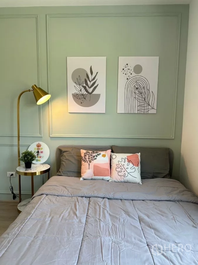 ทาวน์เฮาส์ ให้เช่าในBang Phli, Samut Prakan - เตียงห้องนอนที่สองพร้อมหมอนตกแต่งและผนังไฮไลต์สีเขียว