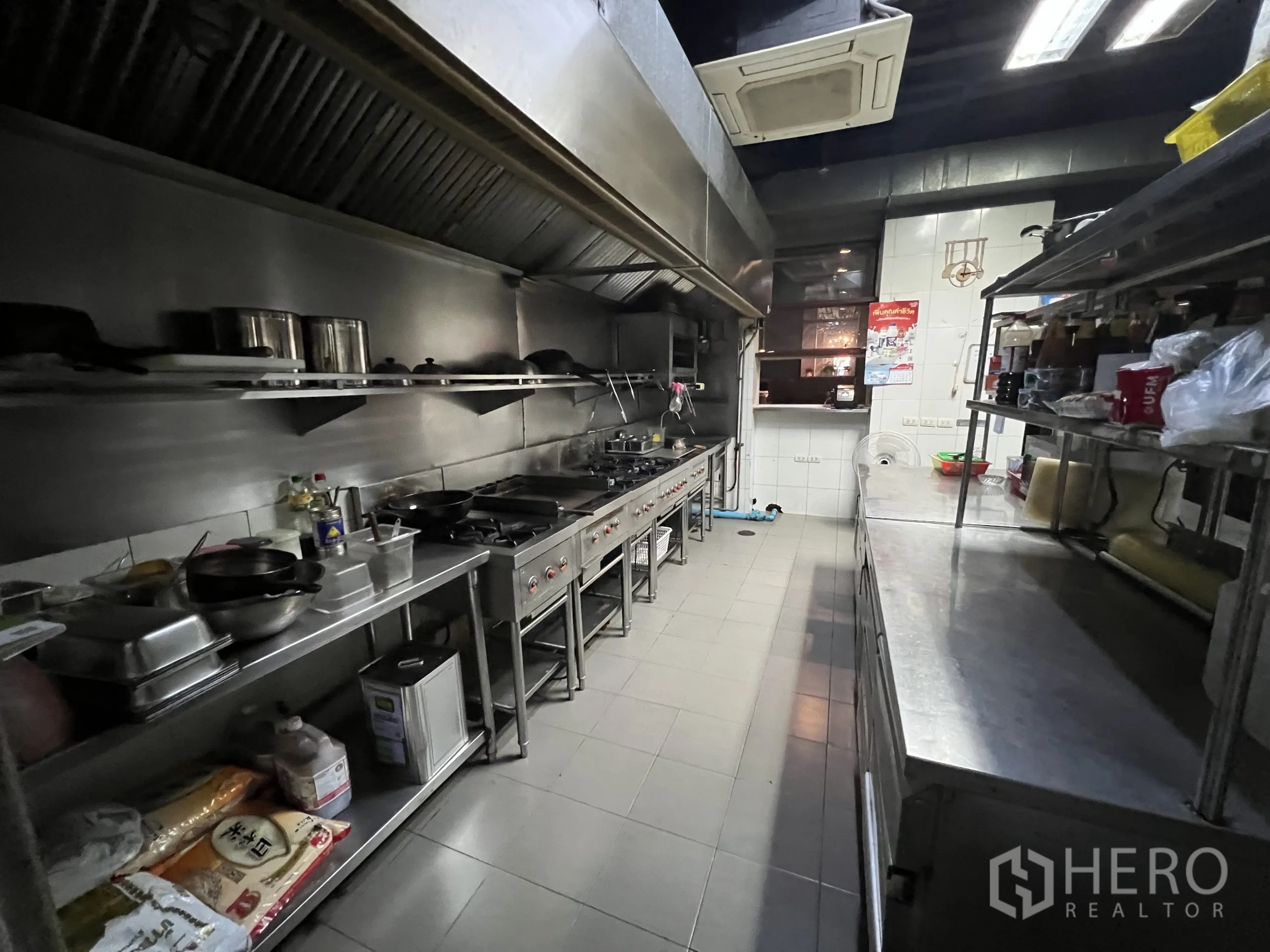 พื้นที่ขายปลีก ให้เช่าในWatthana, Bangkok - ครัวไลน์พร้อมฮู้ดดูดควันยาว เตาแก๊สหลายหัว และเคาน์เตอร์เตรียม