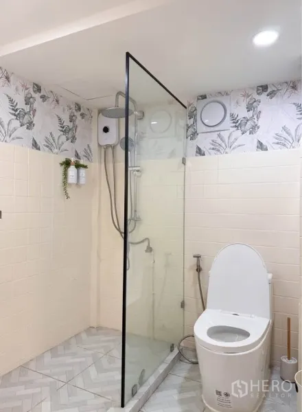 บ้าน ให้เช่าในHuai Khwang, Bangkok - ห้องน้ำพร้อมฉากกั้นกระจก ฝักบัวเรนชาวเวอร์ และโถสุขภัณฑ์.