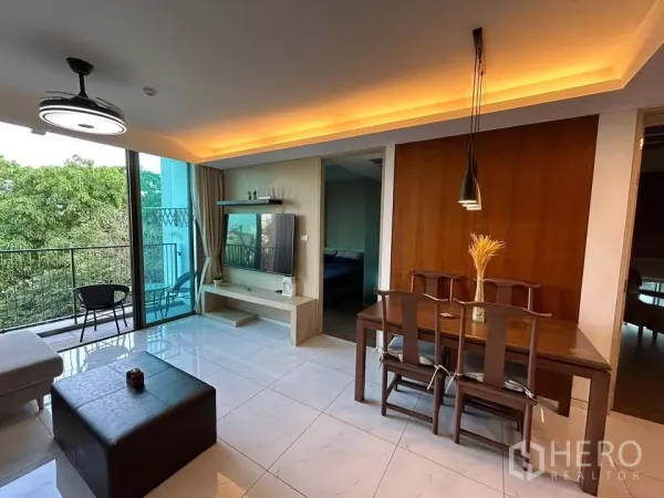 คอนโด ให้เช่าในWatthana, Bangkok - โซนทานอาหารติดระเบียงและผนังทีวี มองเห็นวิวสีเขียวด้านนอก