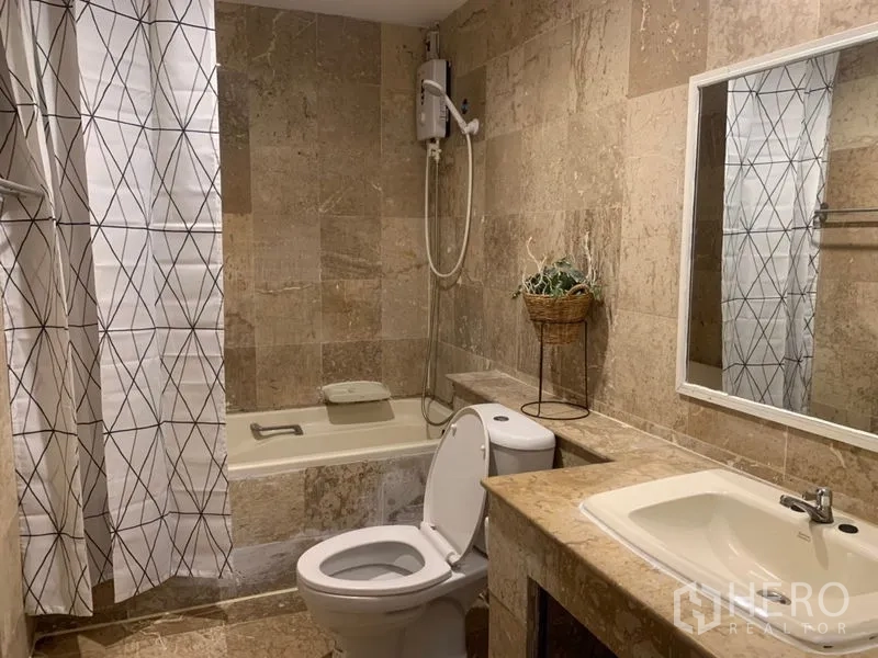 Home Office for rent in Suan Luang, Bangkok - Marble-tiled bathroom with bathtub, shower unit and vanity.