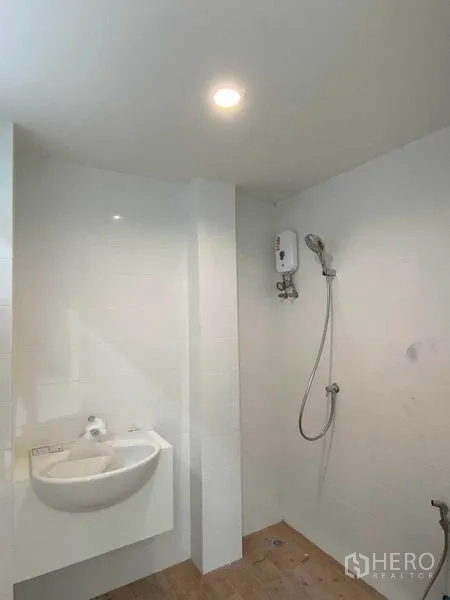 สำนักงานที่บ้าน ให้เช่าในPhra Khanong, Bangkok - ห้องน้ำกะทัดรัด พร้อมอ่างล้างหน้าและฝักบัวเครื่องทำน้ำอุ่น