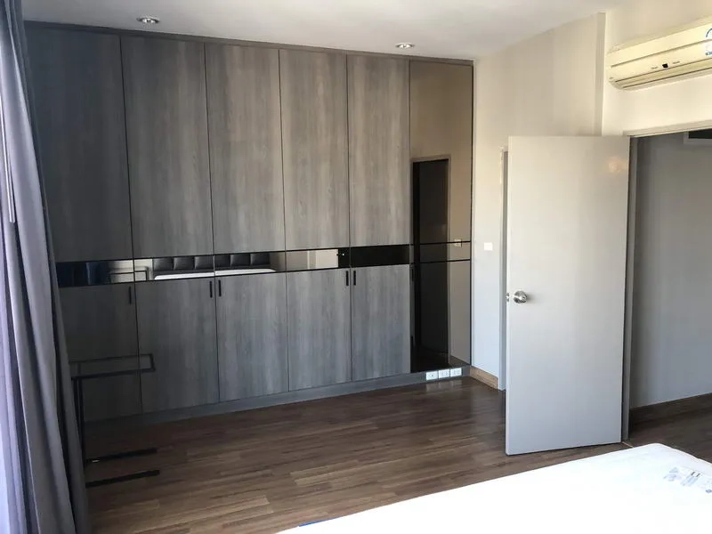 ทาวน์เฮาส์ ให้เช่าในYan Nawa, Bangkok - ห้องนอนกว้างพร้อมตู้เสื้อผ้าบิวท์อินเต็มผนังลายไม้สีเทา