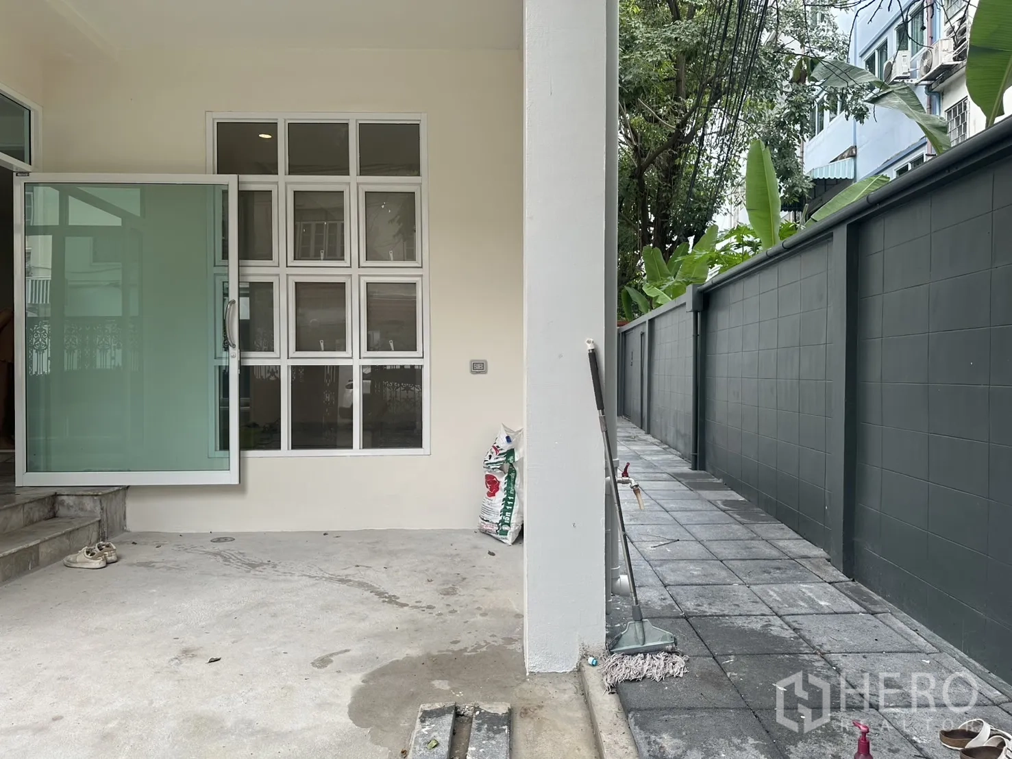 สำนักงานที่บ้าน ให้เช่าในKhlong Toei, Bangkok - ระเบียงหน้าบ้านมุงหลังคาและทางเดินข้างบ้าน