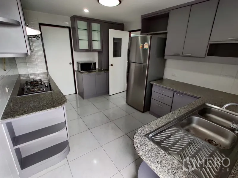 คอนโด ให้เช่าในWatthana, Bangkok - ครัวปิดพร้อมท็อปหินแกรนิต ซิงก์คู่ เตาแก๊ส ตู้เย็นสแตนเลส ไมโครเวฟ และตู้เก็บของมากมาย