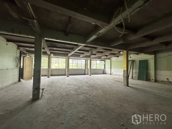 办公空间 出租在Bang Rak, Bangkok - 邦拉区三层毛坯办公室，空间宽敞，落地窗与外露混凝土梁。