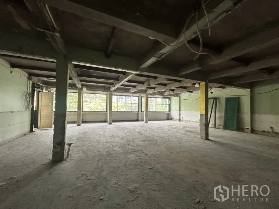 办公空间 出租在Bang Rak, Bangkok - 邦拉区三层毛坯办公室，空间宽敞，落地窗与外露混凝土梁。